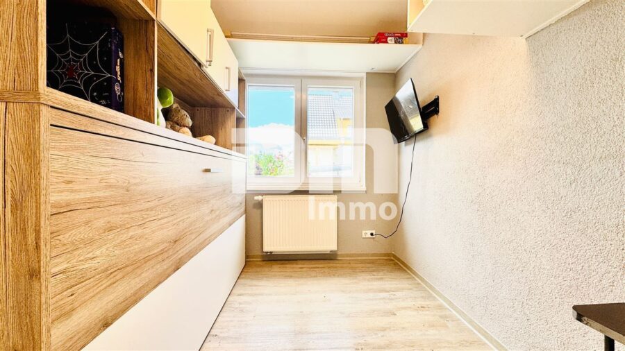 Kernsaniertes Einfamilienhaus mit Doppelgarage, großem Garten und Home-Office-Oase - OG / DG Kind / Gäste / Büro